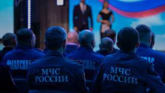 В Новом Уренгое наградили 18 ликвидаторов природных пожаров