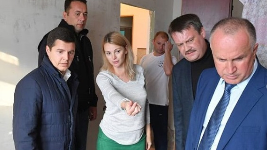 Дмитрий Артюхов посетил в Надыме многоэтажку, на которую жаловались пользователи в соцсети