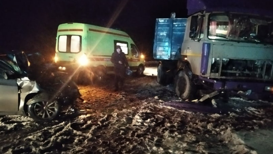 Автокатастрофа на трассе Сургут - Салехард: легковушка врезалась в грузовик (ФОТО)