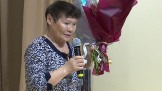 Дмитрий Артюхов поздравил писательницу Анну Неркаги с 70-летним юбилеем