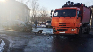 В городе Лабытнанги Камаз столкнулся с легковушкой