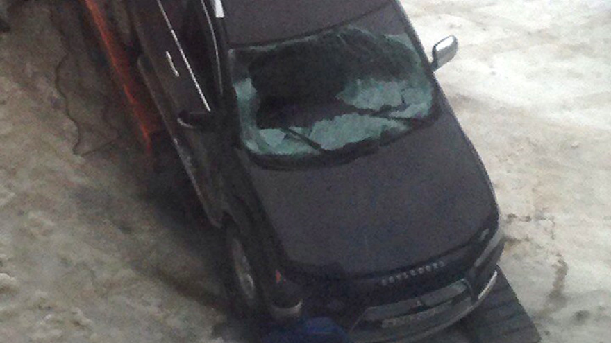 В Ноябрьске управляющей компании грозит немалый штраф за упавший с крыши снег, повредивший иномарку
