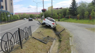 В Салехарде автоледи вылетела с дороги