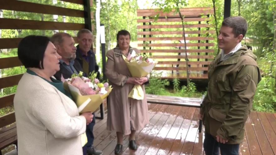 Дмитрий Артюхов в Тарко-Сале вручил цветы семьям, получившим выплату к юбилею свадьбы