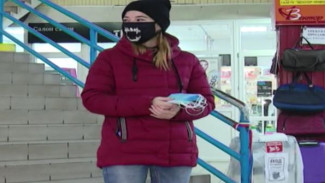 Губкинские активисты бесплатно раздают маски, чтобы напомнить о правилах безопасности 