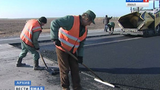 На трассе «Пуровск - Коротчаево» укладывают асфальтобетон