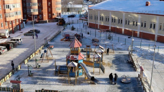 В Тарко-Сале открылась детская площадка с игровыми зонами и тренажерами