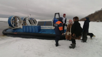 Спасатели помогли доставить беременную девушку в Аксарку