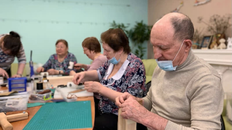 Пенсионеры-кожевники: пожилые ямальцы своими руками делают ремни и сумки