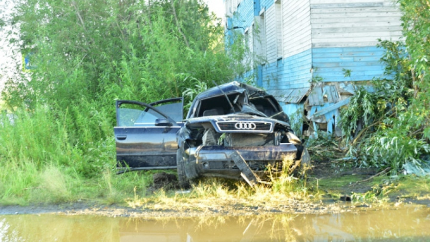 Сегодня рано утром автомобиль врезался в жилой многоквартирный дом