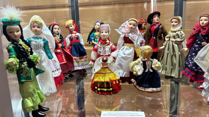 «Рукодельный мир куклы»: в Горнокнязевске презентовали выставку работ салехарских мастериц