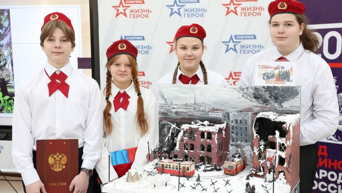 Восьмиклассники из Муравленко создали миниатюрные копии памятников России 