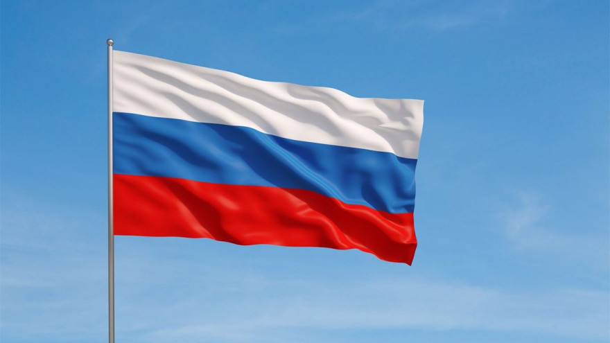 С сентября в школах Ямала будут проводить еженедельное поднятие флага