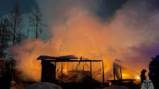 В Новом Уренгое загоревшийся гараж лишил ямальцев дома