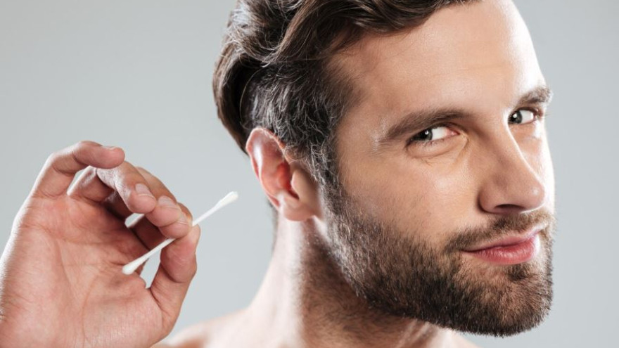 Почему нельзя чистить уши ватными палочками: врачи назвали 5 опасных причин