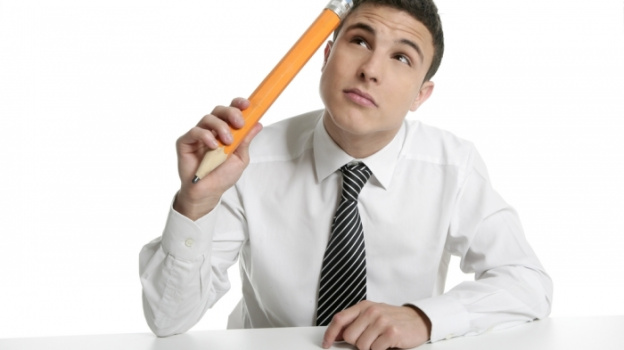 студент держит ручку и задумался