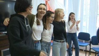 Ямальские школьницы разучили с детьми дипломатов в Нью-Йорке песню о Севере