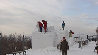 «Волшебный лед Сибири» создают мастера из Поднебесной: в Красноярске идет международный конкурс ледяных скульптур