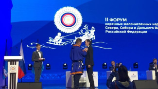 На форуме КМНСС и ДВ в Салехарде якутянина, победившего в схватке с медведем, наградили медалью «Полярная звезда»