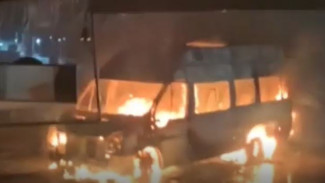 В Новом Уренгое огонь уничтожил целый микроавтобус (ВИДЕО)