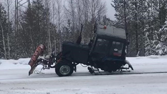 В Ноябрьске посреди дороги развалился снегоуборочный трактор (ВИДЕО)
