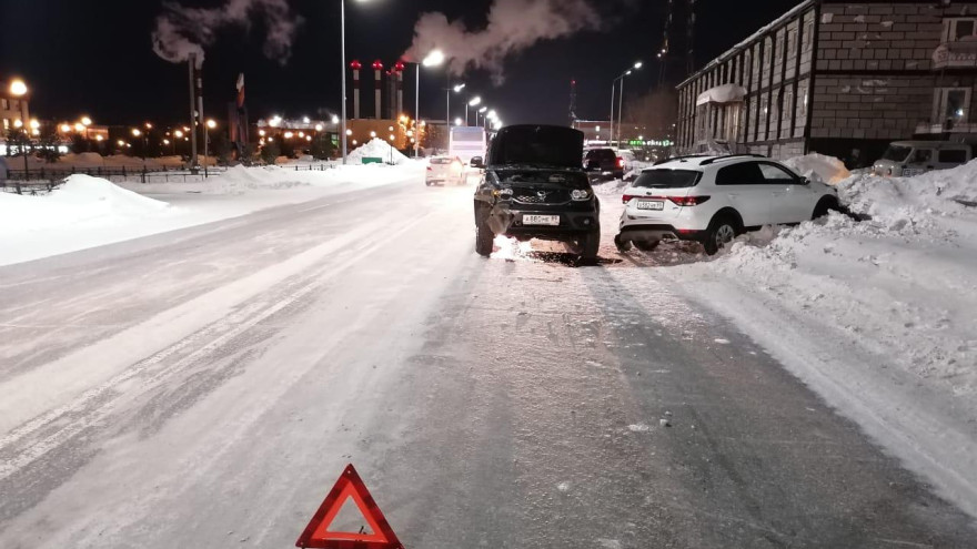 В Новом Уренгое не поделили дорогу два автомобиля