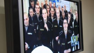 Мы из Кронштадта! Пуровские новобранцы Балтийского флота поздравили мам в режиме видеосвязи