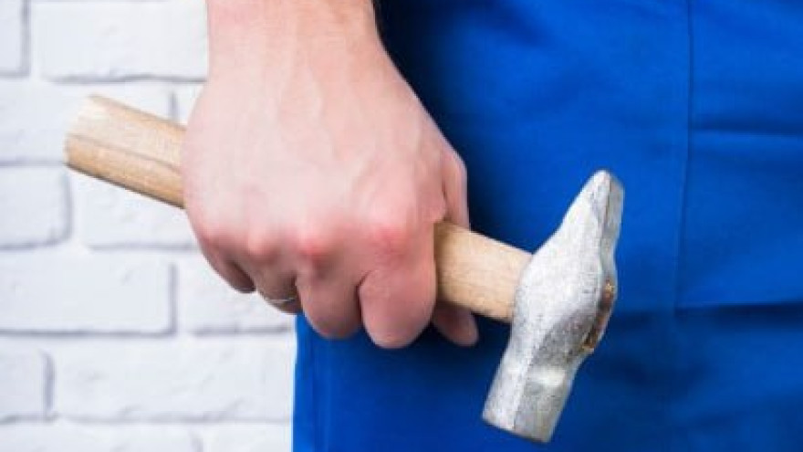 В Ноябрьске психически больной мужчина пытался убить знакомого