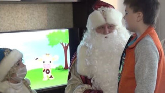 В Надыме высадился новогодний десант: 400 ребятишек получили гостинцы от Деда Мороза и Снегурочки
