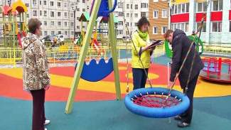 В Надыме общественники проверили детские и спортивные площадки