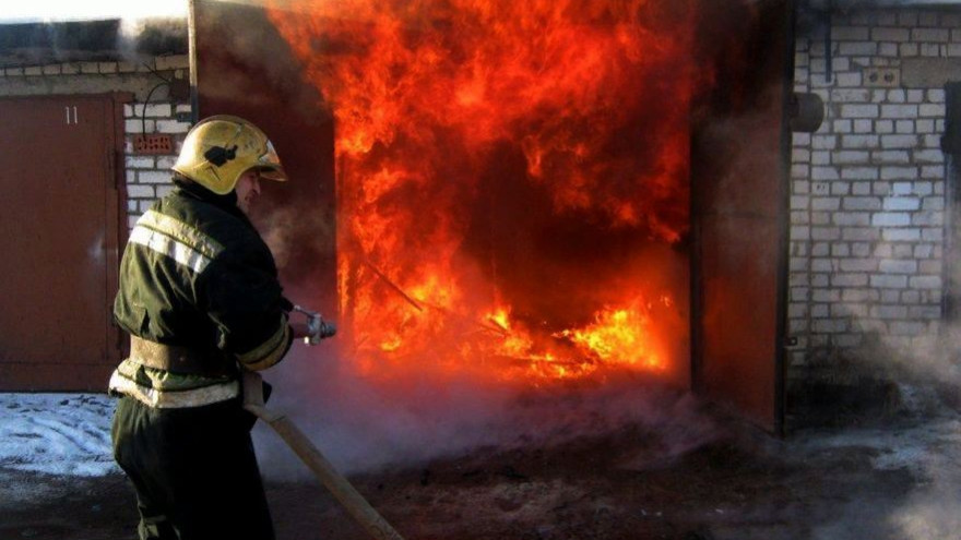 В Салехарде огонь полностью уничтожил частный гараж