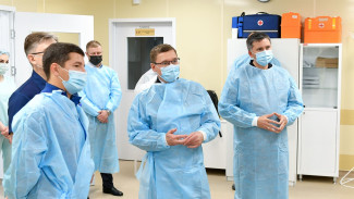 Владимир Якушев, Дмитрий Кобылкин и Дмитрий Артюхов посетили новый инфекционный центр в Салехарде
