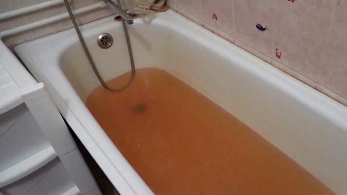Жители Нового Уренгоя жалуются на ржавую воду с запахом