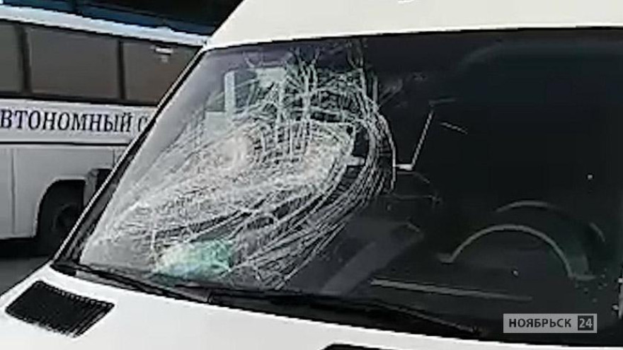 Ноябрьскому перевозчику в Сургуте не рады: неизвестные разбили пассажирский автобус ямальского бизнесмена