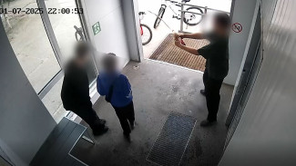 В Ноябрьске трое подростков устроили погром на остановке