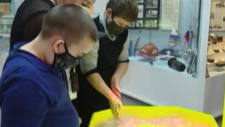 Интерактивная песочница и рисование на воде: губкинские школьники побывали в Музее освоения Севера