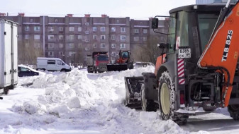 Борьба тепла и холода: как в Новом Уренгое борются с весенней наледью