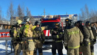 В Надыме при пожаре в многоквартирном доме спасли пять человек