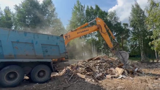 В Ноябрьске освобождают городские площадки от старых деревяшек