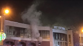 В Новом Уренгое вспыхнул пожар во дворце культуры «Октябрь» и жилом доме
