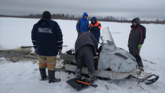 В Пуровском районе на озере Ханто снегоход провалился в наледь