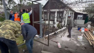 Ямальцы восстанавливают дом ветерана ВОВ в Волновахском районе