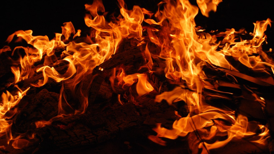 На Ямале во время пожара в жилом деревянном доме сгорел мужчина