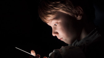 В Надыме школьник перевёл преступникам деньги с родительской карты