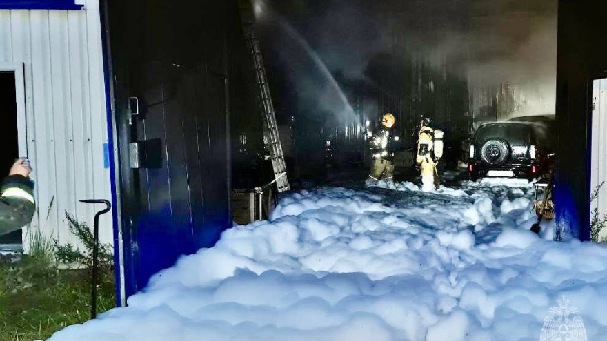 Пожар в Ноябрьске: выгорел гараж с четырьмя машинами и мотоциклом