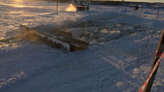 На Ямале во время обустройства зимника трактор ушел под лед, погиб человек