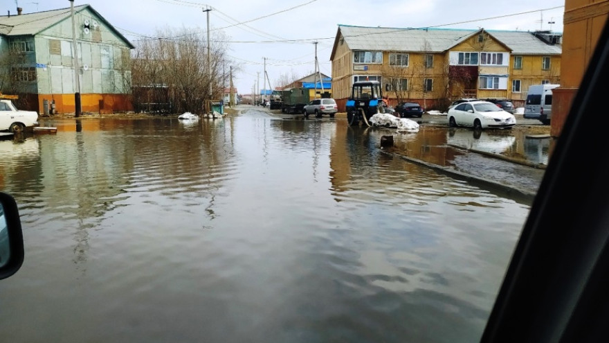 Город тонет: салехардцы завалили соцсети кадрами огромных луж во дворах