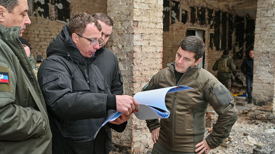 Будем наращивать объемы и темпы: Дмитрий Артюхов посетил восстановленные Ямалом объекты в Волновахе