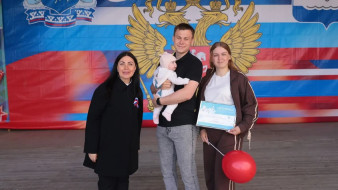 Десять молодых семей Приуральского района получили жилищные сертификаты