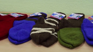 Жительница Губкинского связала 700 пар носков для бойцов СВО